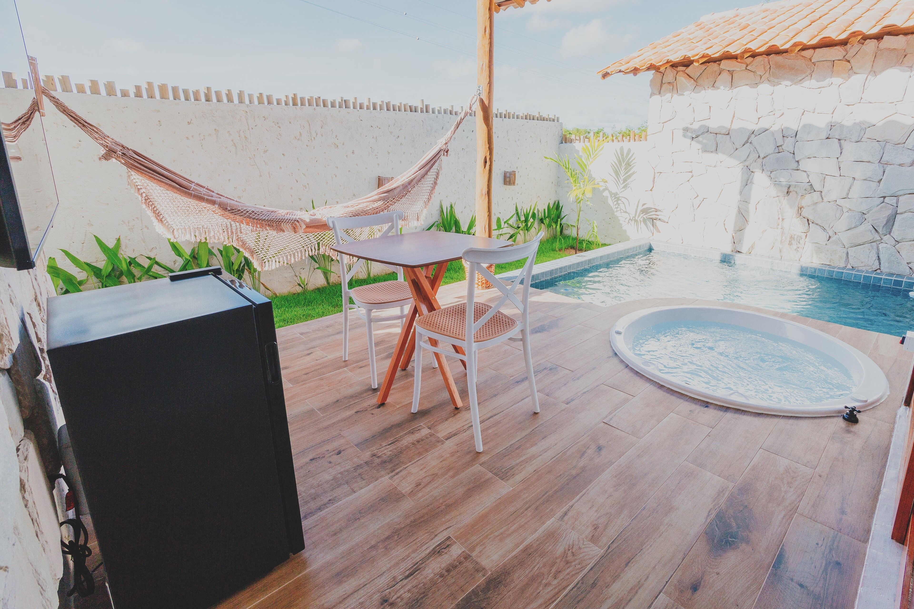 Chalé superluxo, 1 cama King, banheira de hidromassagem | Área de estar | Smart TV 50 polegadas com canais digitais, TV