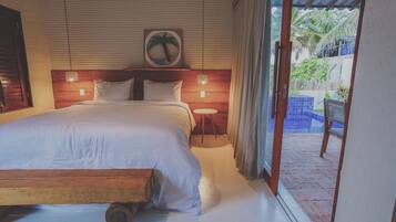 Chalé luxo, 1 cama King, piscina particular, vista para a lagoa | 1 quarto, roupas de cama premium, edredons de pluma, frigobar