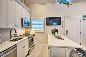 Fridge, microwave, oven, stovetop - Beachside Studio w/ Pool Access (New Smyrna Beach)