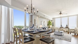 Un salón comedor amplio con una gran mesa, asientos cómodos y vistas al exterior.