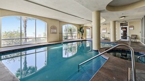 Una piscina interior con vistas despejadas a palmeras y un ambiente luminoso y bien iluminado.