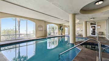 Alberca techada y alberca al aire libre