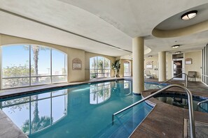 Alberca techada y alberca al aire libre