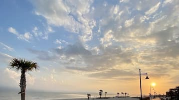 En la playa, camastros y toallas de playa