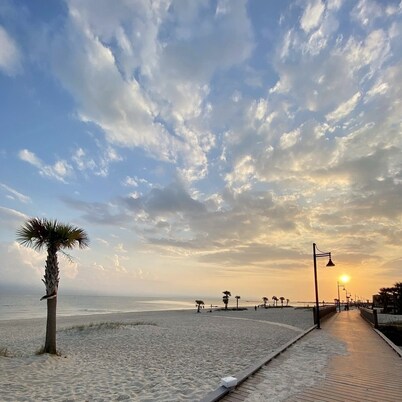 Beach front Condo "Aqua Blue" has Summer Specials - make an inquiry today ☺️