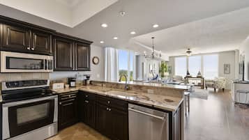 Refrigerador, microondas, horno y parrilla de estufa