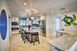 Køleskab, mikrobølgeovn, ovn, kogeplade