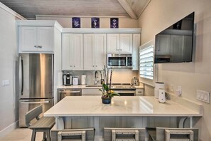 Fridge, microwave, oven, stovetop - Seconds from the ocean, studio villa #6 (New Smyrna Beach)