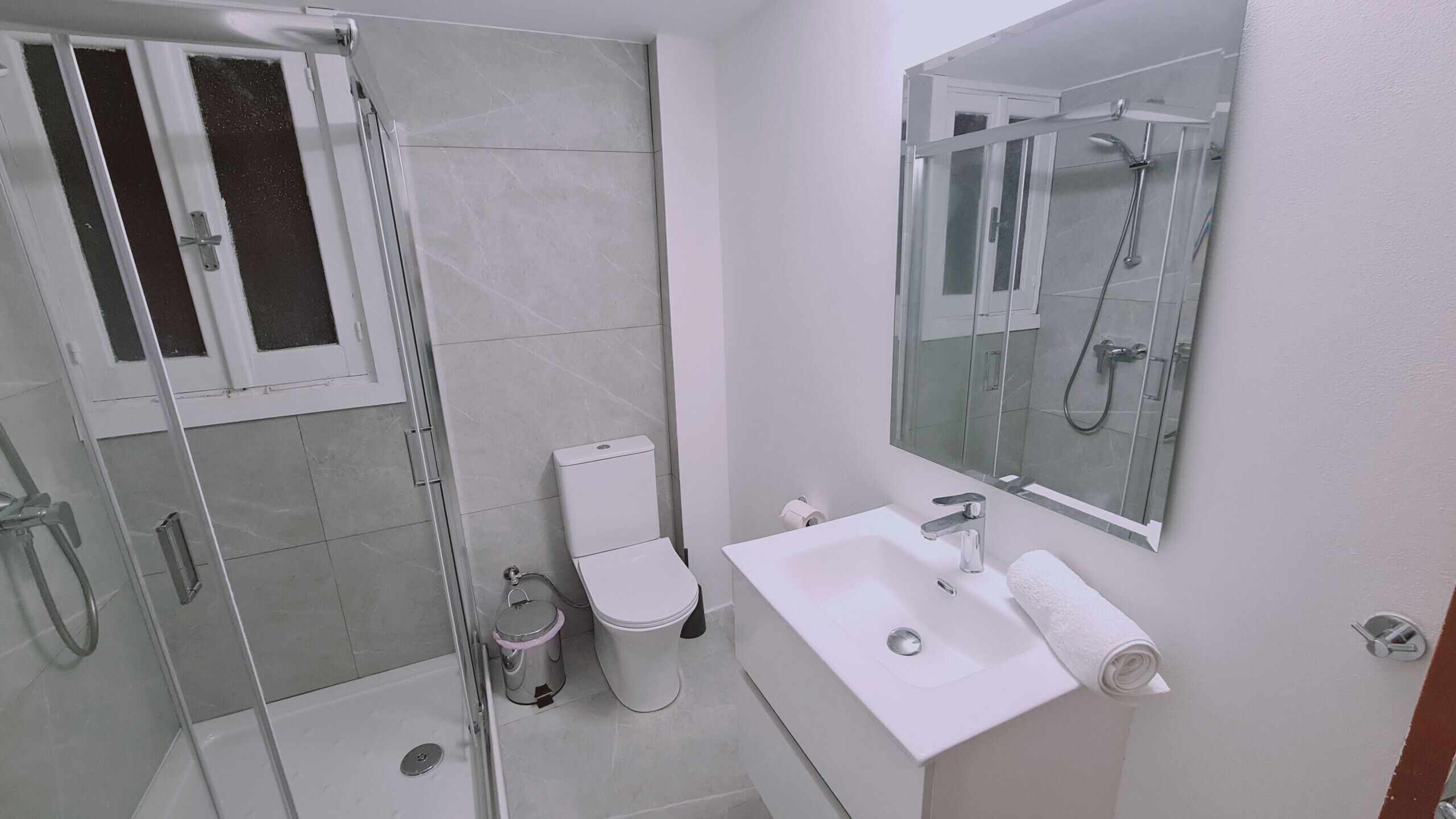 Een douche, een haardroger, handdoeken