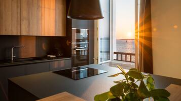 Een koelkast, een microgolfoven, een oven, een vaatwasser