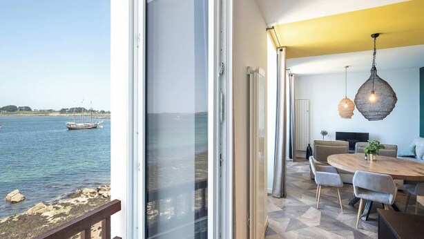 Un comedor moderno con vista al mar y barcos.