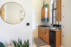 Frigorifero, microonde, piano cottura, macchina per tè/caffè