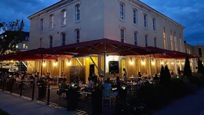 Een groot gebouw met een overdekt terras.