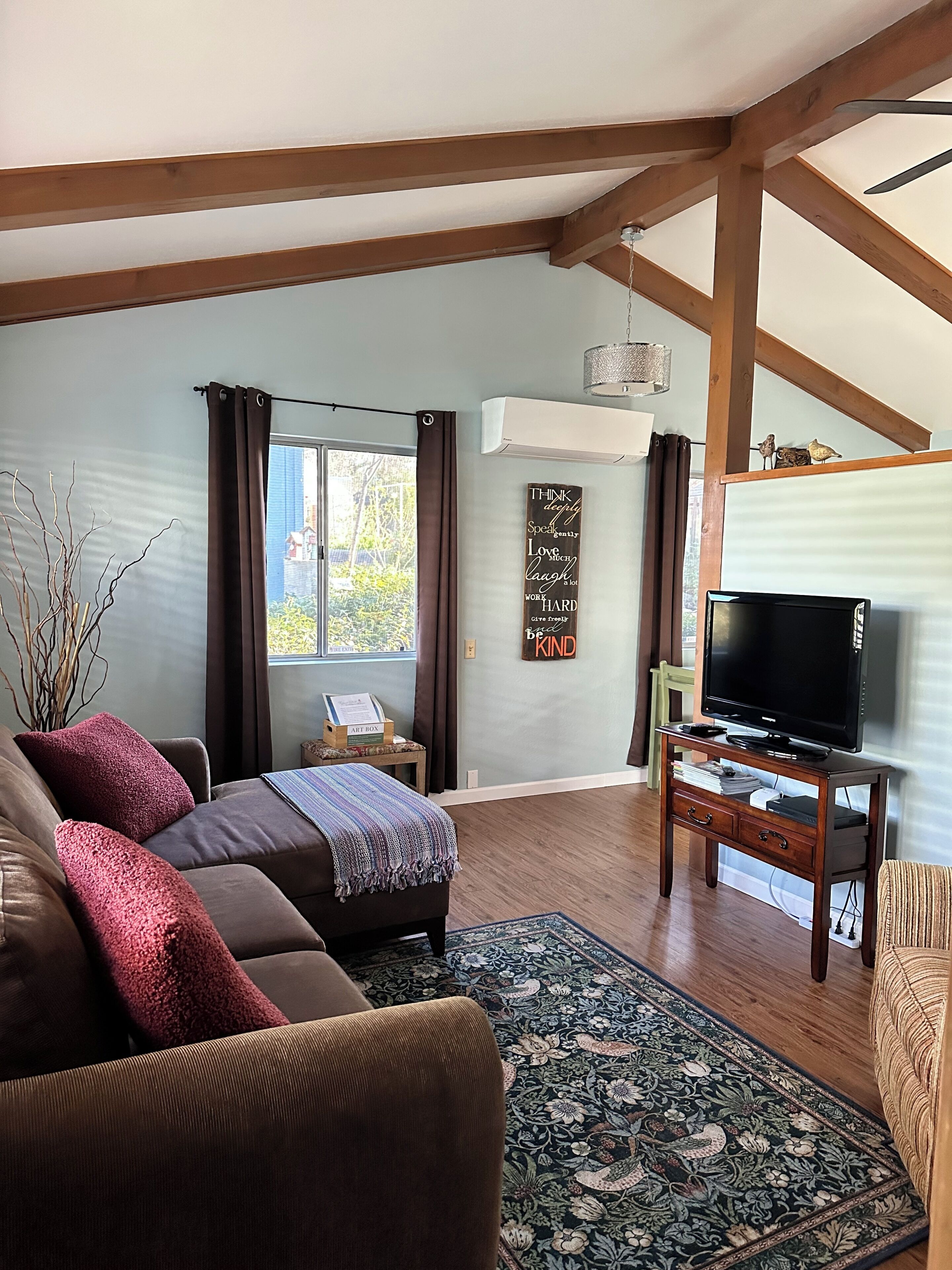 TV connectée, lecteur de DVD, livres