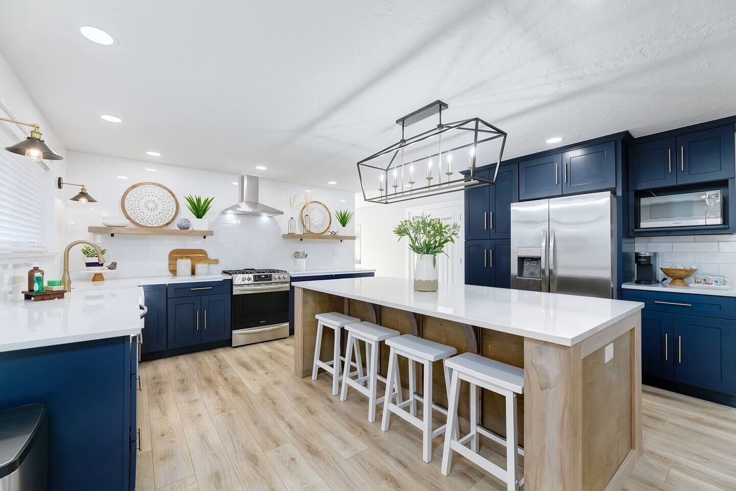 冷蔵庫、電子レンジ、オーブン、コンロ