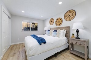3 bedrooms, desk, iron/ironing board, travel crib - Gorgeous, Updated 3 Bed Downtown Eagle Home (Eagle)