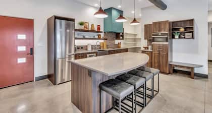 Luxurious, Modern 2 Bed Downtown Star Studio
