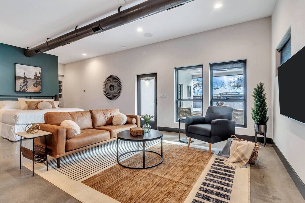 Luxurious, Modern 2 Bed Downtown Star Studio