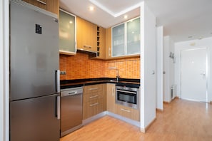 Frigorífico, microondas, horno y placa de cocina
