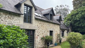 A stone building with multiple windows and a sloped roof. - Grand Cottage-Near Benodet-Heated Pool (Tréméoc)