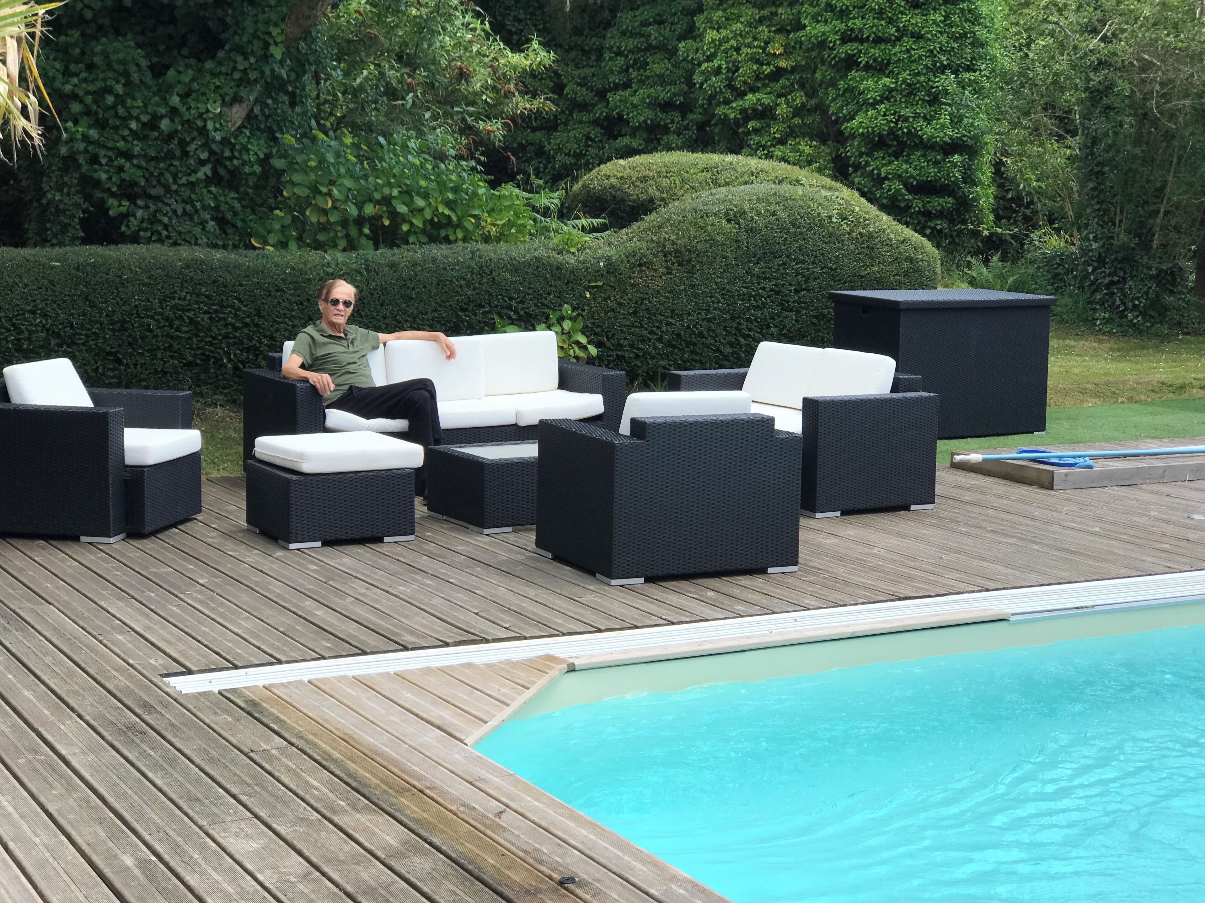 Een binnenzwembad en een buitenzwembad