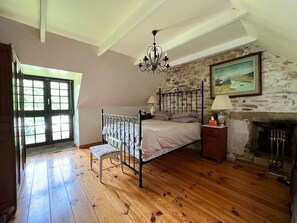 4 bedrooms, iron/ironing board, travel crib, free WiFi