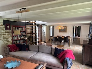TV, caminetto, lettore DVD, libri