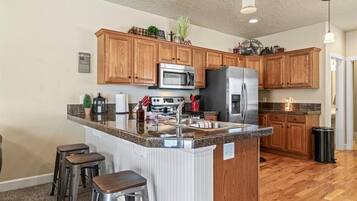 Een koelkast, een microgolfoven, een oven, een kookplaat