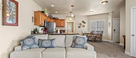 Smart TV, caminetto, tavolo da ping pong