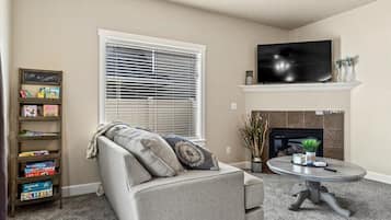 Smart TV, chimenea y tenis de mesa