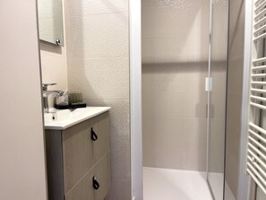 Dusche, Haartrockner, Handtücher