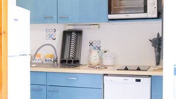 Cafetera y tetera, refrigerador, microondas y horno