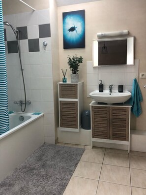 Shower, hair dryer, towels, soap - Charmante Maison Idéale Pour vos Vacances Proche Plage, Bourg, Golf (Erdeven)