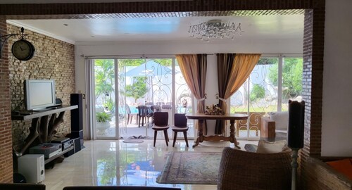 House in BF Homes Int. w/ Pool and Jacuzzi