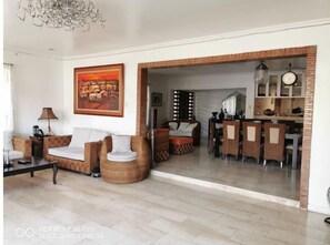 Smart TV - House in BF Homes Int. w/ Pool and Jacuzzi (las pinas)