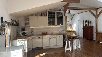 Kühlschrank, Mikrowelle, Ofen, Herdplatte