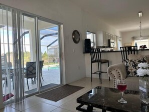 TV connectée, lecteur de DVD, table de tennis de table, chaîne hi-fi