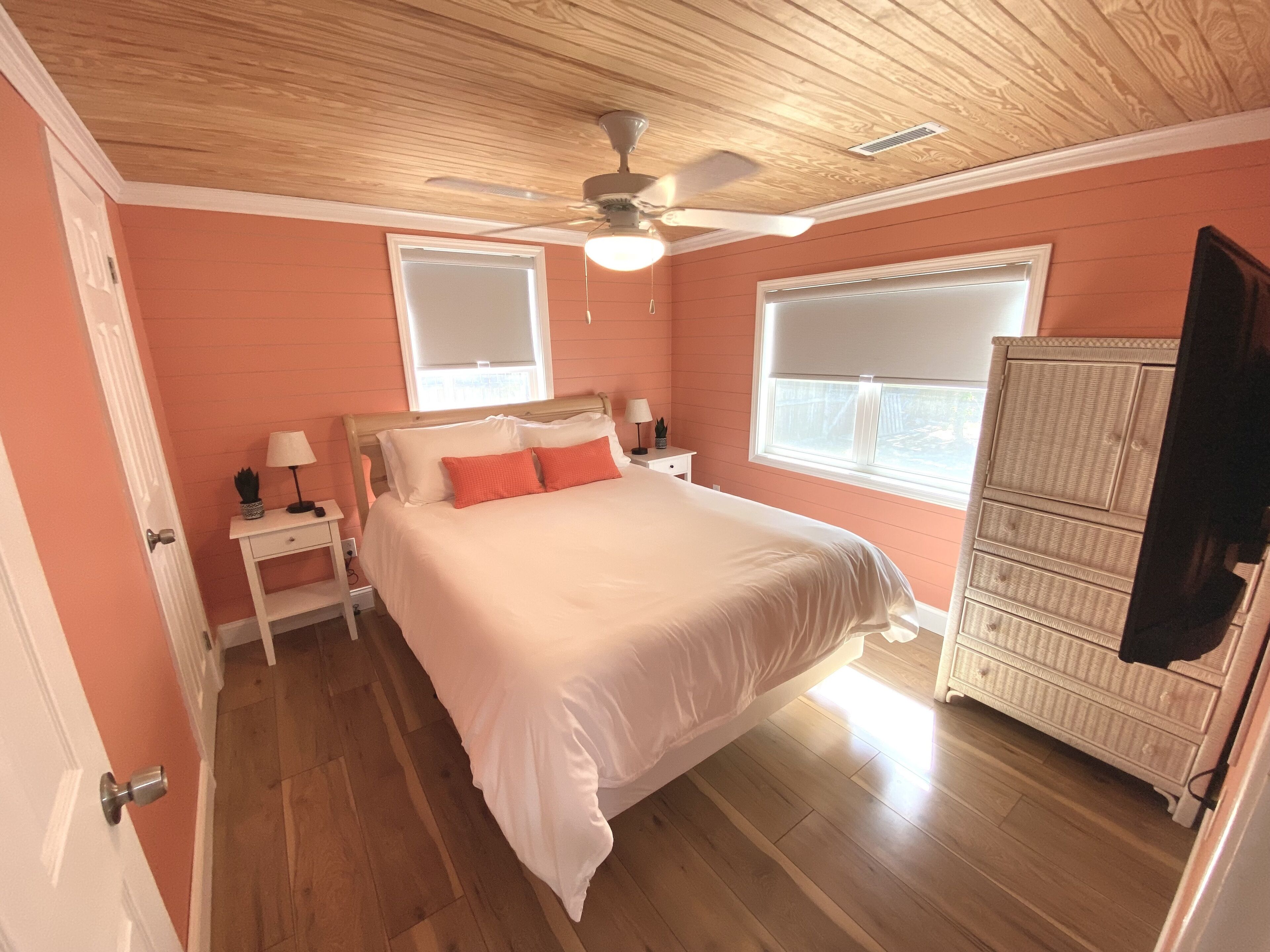 Charming Beach Bungalow (9 min walk to beach)