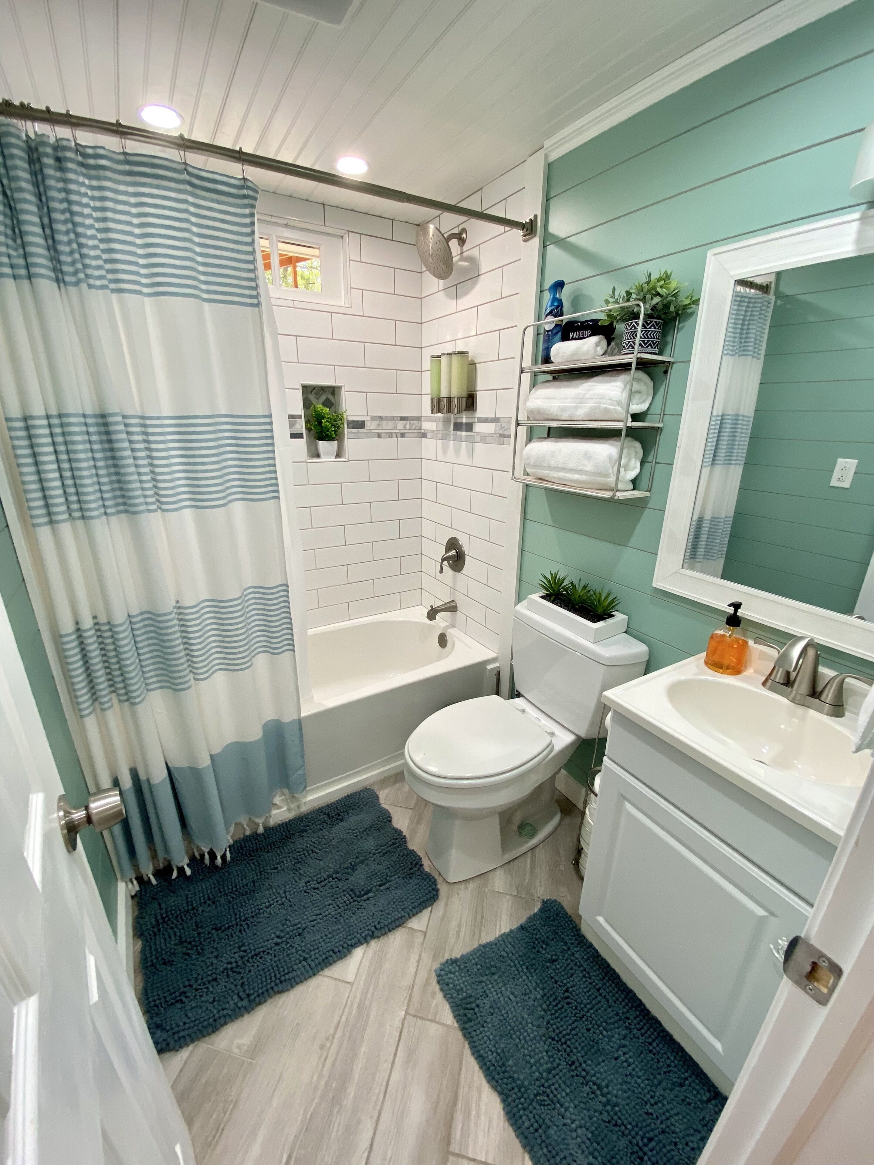 Charming Beach Bungalow (9 min walk to beach)