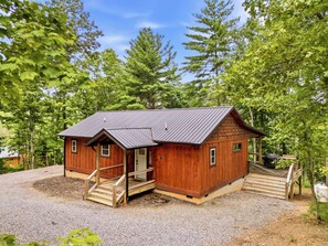 A wooden cabin with a porch and a gravel driveway. - Pet-Friendly Cabin w/Mountain Views, Large Deck, Hot Tub & Fire Pit (Murphy)