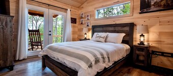 Secluded, Peaceful Mountain Cabin--Great Views, Hot Tub, Fire Pit, Pet Friendly