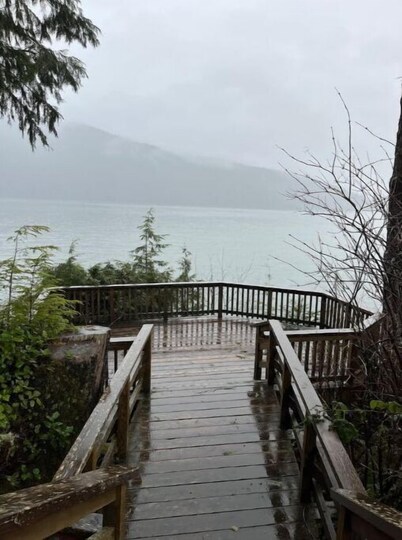 Port Place Cabin and Bunkhouse on an overlooking Bluff