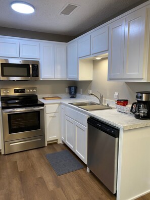 Een koelkast, een microgolfoven, een oven, een kookplaat