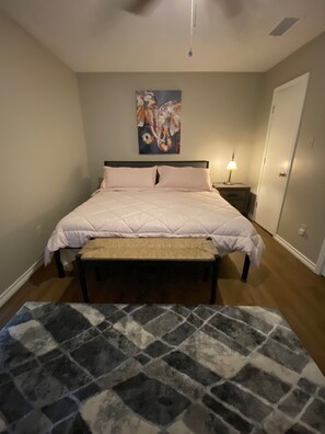 2 slaapkamers, een strijkplank/strijkijzer, gratis wifi, beddengoed