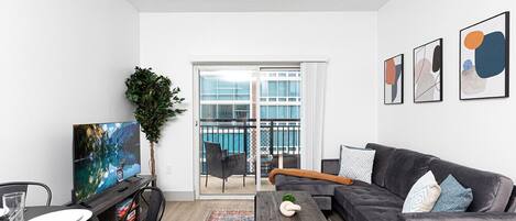 Televisie, boeken en een computerscherm