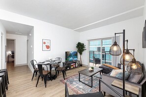 Een televisie, boeken en een computerscherm