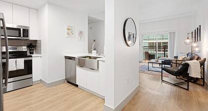 Brand New Luxe Apt | 2Mins to Stadium, Free Parking & WiFi, City Views