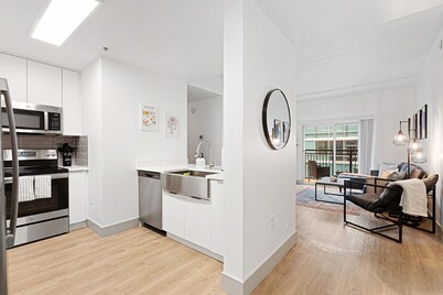 Brand New Luxe Apt | 2Mins to Stadium, Free Parking & WiFi, City Views