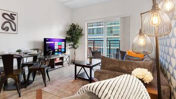 Smart-tv, boeken en een computerscherm