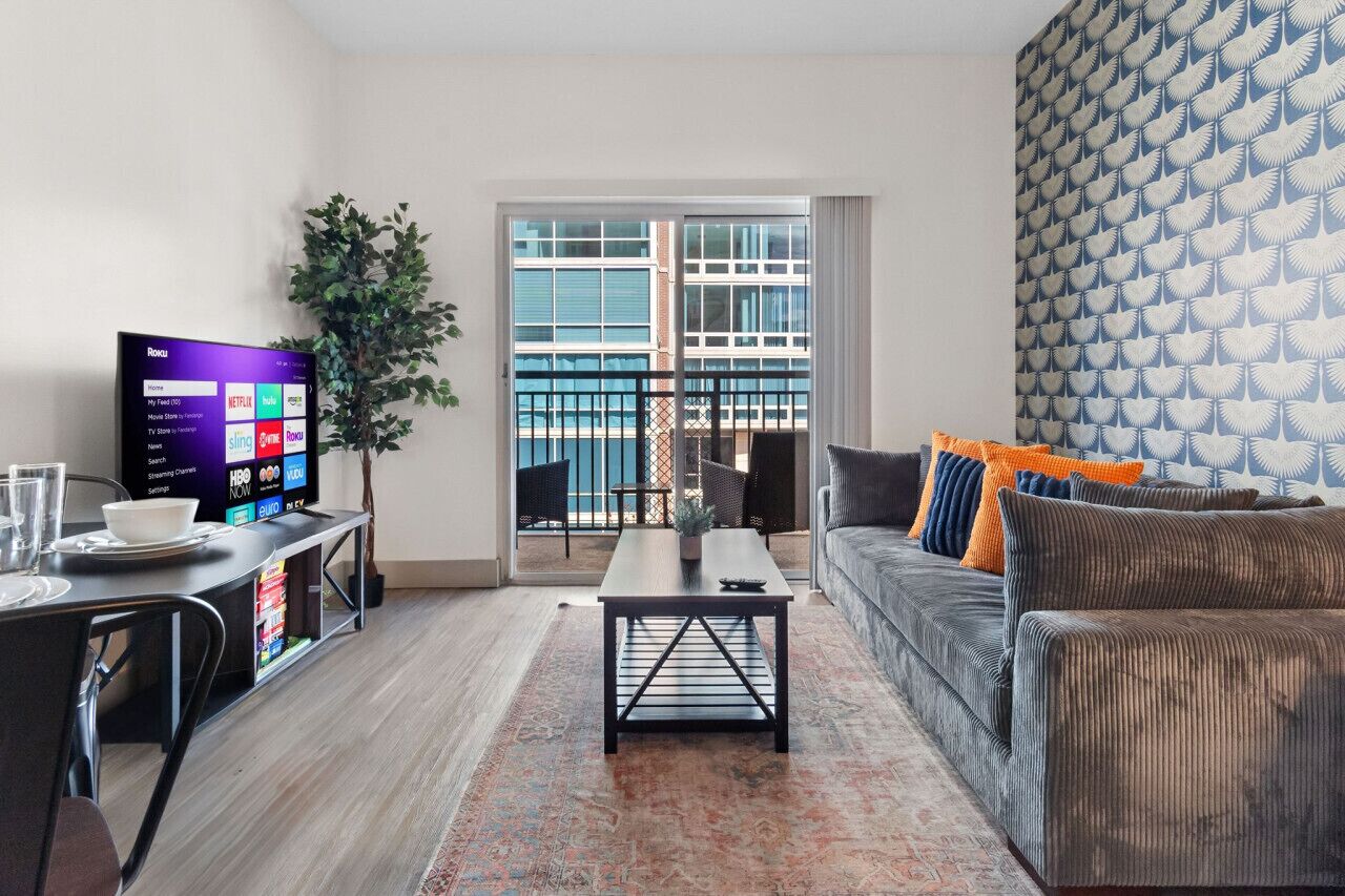 Televisor intel·ligent, llibres i pantalles d'ordinador 